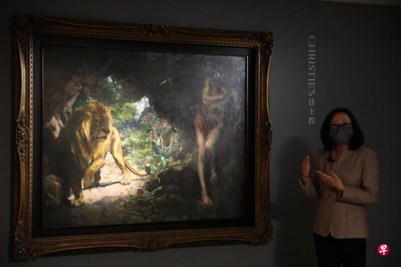 工作人员在佳士得香港艺廊介绍徐悲鸿油画《奴隶与狮》。(新华社)
工作人员在佳士得香港艺廊介绍徐悲鸿油画《奴隶与狮》。(新华社)