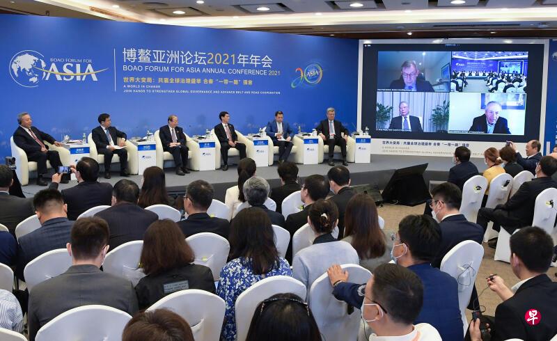 美国前财长萨默斯昨天在博鳌亚洲论坛2021年会分论坛上以中美共乘救生艇在波涛的海上前行的比喻,强调中美关系是两国经济发展的核心挑战。图为嘉宾们在“双循环的中国新发展格局”分论坛上进行线上线下的讨论。(新华社) 美国前财长萨默斯昨天在博鳌亚洲论坛2021年会分论坛上以中美共乘救生艇在波涛的海上前行的比喻,强调中美关系是两国经济发展的核心挑战。图为嘉宾们在“双循环的中国新发展格局”分论坛上进行线上线下的讨论。(新华社)