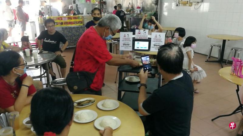 马来西亚一家鸡饭店引进类似机器人的智能电动送餐车,透过减少人与人之间的接触,为顾客送餐。(中国报) 马来西亚一家鸡饭店引进类似机器人的智能电动送餐车,透过减少人与人之间的接触,为顾客送餐。(中国报)
