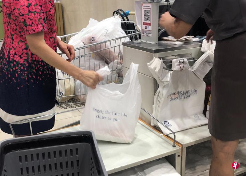 政府会在今年下半年展开公众咨询,了解人们对塑料袋收费模式、时间表以及具体金额等方面的看法。(档案照) 政府会在今年下半年展开公众咨询,了解人们对塑料袋收费模式、时间表以及具体金额等方面的看法。(档案照)