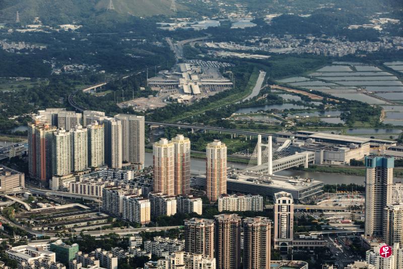 有舆论猜测,深圳官场这轮“换血”与落实“房住不炒”不力有关。中央三令五申“房住不炒”下,深圳房价仍涨势汹汹,本月初还爆出备受瞩目的众筹炒房案。(彭博社档案照) 有舆论猜测,深圳官场这轮“换血”与落实“房住不炒”不力有关。中央三令五申“房住不炒”下,深圳房价仍涨势汹汹,本月初还爆出备受瞩目的众筹炒房案。(彭博社档案照)