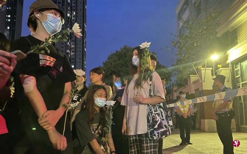 成都49中高中生林唯麒在校坠亡,11日晚有民众聚集在学校门口献上白色鲜花表达哀思。(互联网) 成都49中高中生林唯麒在校坠亡,11日晚有民众聚集在学校门口献上白色鲜花表达哀思。(互联网)