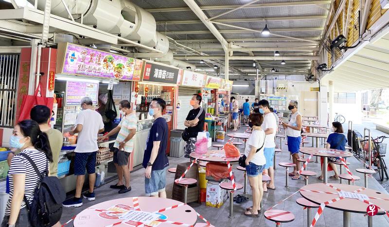 有食客反映,较喜欢现场堂食,但现阶段仍会遵守条例,打包回家吃。(王钲扬摄) 有食客反映,较喜欢现场堂食,但现阶段仍会遵守条例,打包回家吃。(王钲扬摄)