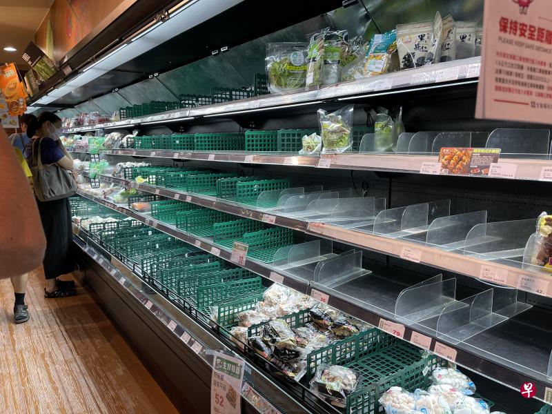 双北防疫警戒升级。台北各大卖场和超市今早再次涌现人潮,全联、家乐福、大润发等各大卖场的货架瞬间被一扫而空。(庄慧良 摄) 双北防疫警戒升级。台北各大卖场和超市今早再次涌现人潮,全联、家乐福、大润发等各大卖场的货架瞬间被一扫而空。(庄慧良 摄)