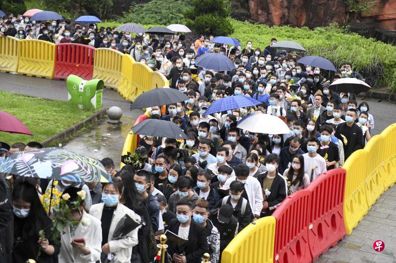 大批中国民众昨天在长沙明阳山殡仪馆外排队,准备献花送别袁隆平。(中新社) 大批中国民众昨天在长沙明阳山殡仪馆外排队,准备献花送别袁隆平。(中新社)