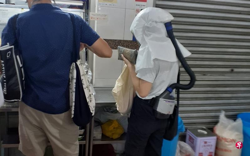 女子头部“全副武装”,戴着白色防护具,后面还连接一条黑色管子。(网络照) 女子头部“全副武装”,戴着白色防护具,后面还连接一条黑色管子。(网络照)