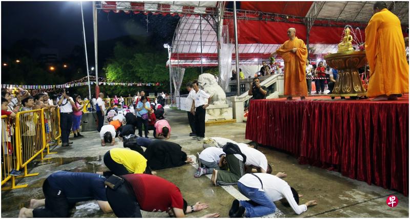 光明山普觉禅寺往年会在卫塞节举行三步一拜,但去年因病毒阻断措施而被迫取消,今年的活动则将推迟。(档案照) 光明山普觉禅寺往年会在卫塞节举行三步一拜,但去年因病毒阻断措施而被迫取消,今年的活动则将推迟。(档案照)