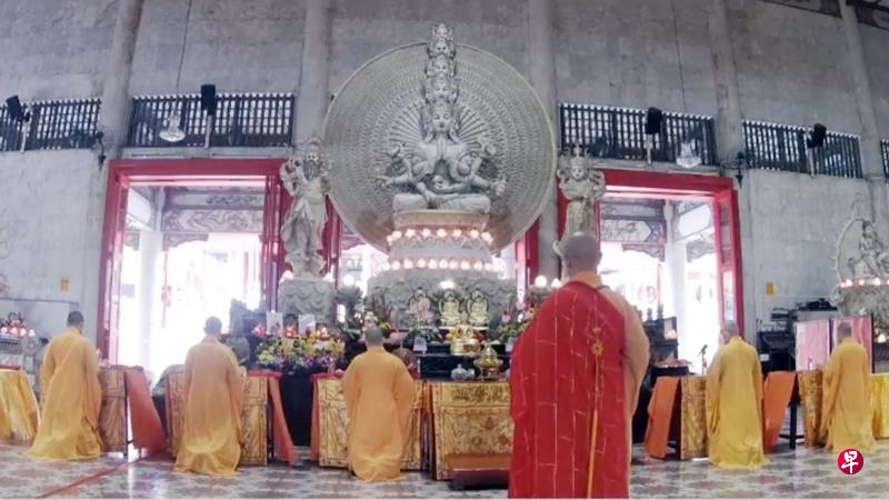 光明山卫塞佛光普照灯功德主祈福法会改为闭门法会,在线上进行直播。(视频截图) 光明山卫塞佛光普照灯功德主祈福法会改为闭门法会,在线上进行直播。(视频截图)