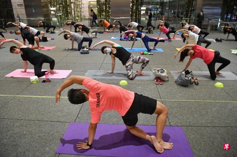 政府在与业者讨论后,昨天决定允许公共与私人健身中心继续进行一些冠病传播风险较低且较不激烈的活动,如瑜伽和皮拉提。(海峡时报档案照) 政府在与业者讨论后,昨天决定允许公共与私人健身中心继续进行一些冠病传播风险较低且较不激烈的活动,如瑜伽和皮拉提。(海峡时报档案照)