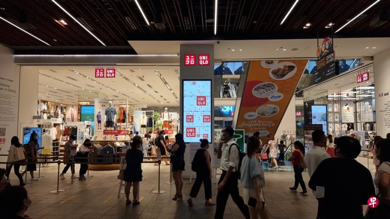乌节中央城的Uniqlo,曾有陈笃生医院感染群的冠病病患到访。(梁麒麟摄) 乌节中央城的Uniqlo,曾有陈笃生医院感染群的冠病病患到访。(梁麒麟摄)