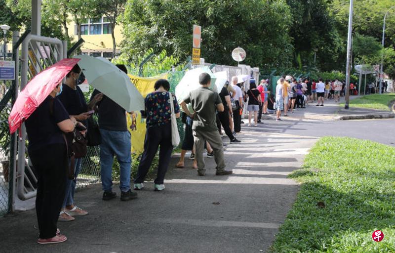 宏茂桥大侨小学旧校舍是四个区域检测中心之一,检测中心上午9时开放之前,就已经有不少公众排队。(唐家鸿摄) 宏茂桥大侨小学旧校舍是四个区域检测中心之一,检测中心上午9时开放之前,就已经有不少公众排队。(唐家鸿摄)