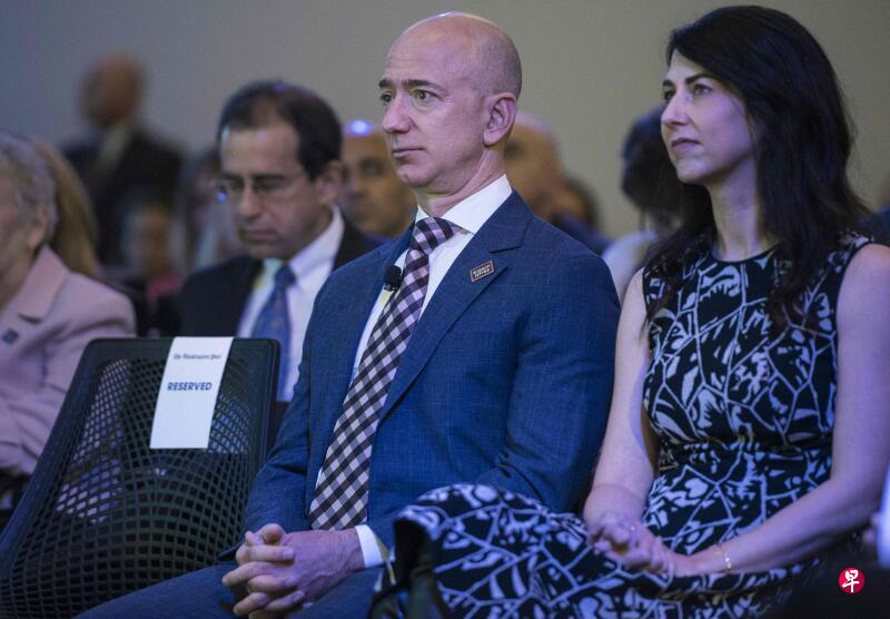 贝佐斯与妻子麦肯齐离婚最轰动。(法新社) 贝佐斯与妻子麦肯齐离婚最轰动。(法新社)