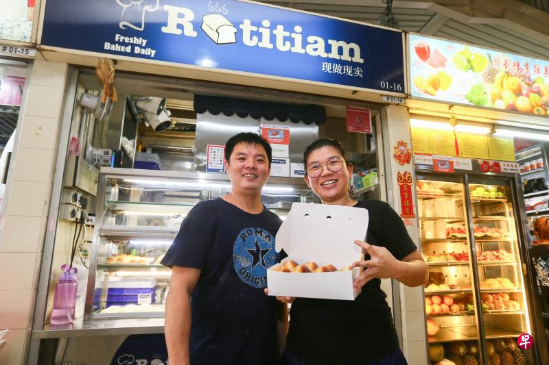 谢家庆与太太许婷婷一同经营这家位于文庆路上段小贩中心的面包摊位“Rotitiam”。(施策文摄) 谢家庆与太太许婷婷一同经营这家位于文庆路上段小贩中心的面包摊位“Rotitiam”。(施策文摄)