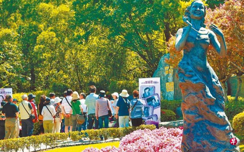 每年邓丽君逝世纪念日,都有许多来自海内外的歌迷到筠园献花追思。(档案照) 每年邓丽君逝世纪念日,都有许多来自海内外的歌迷到筠园献花追思。(档案照)