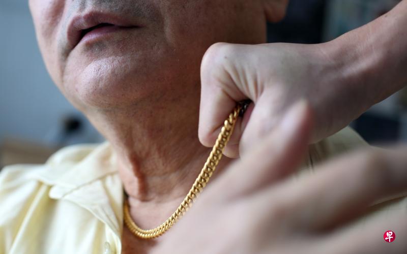 阿伯被对方硬抢走戴在颈项的金链。(示意图/王彦燕摄)
阿伯被对方硬抢走戴在颈项的金链。(示意图/王彦燕摄)