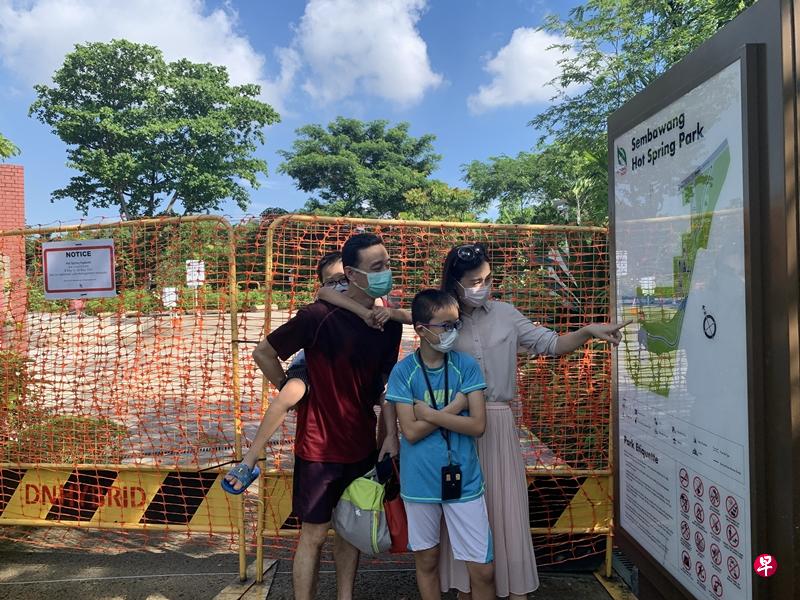 肖先生一家四口特地从淡滨尼前来温泉公园庆祝母亲节,结果扑空。 (曾美玲摄) 肖先生一家四口特地从淡滨尼前来温泉公园庆祝母亲节,结果扑空。 (曾美玲摄)
