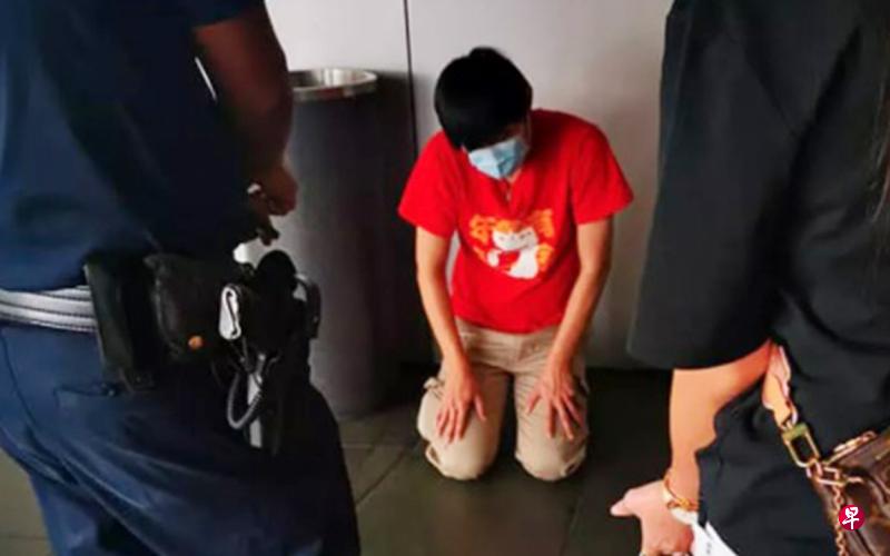 红衣男子被捉住后,竟然双膝跪地,垂着头一副认错模样。(取自面簿) 红衣男子被捉住后,竟然双膝跪地,垂着头一副认错模样。(取自面簿)