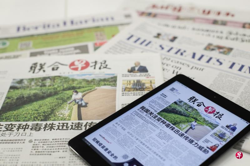 如今人们可通过平板电报及手机,随时随地阅读报业控股旗下报章。(李健玮摄) 如今人们可通过平板电报及手机,随时随地阅读报业控股旗下报章。(李健玮摄)