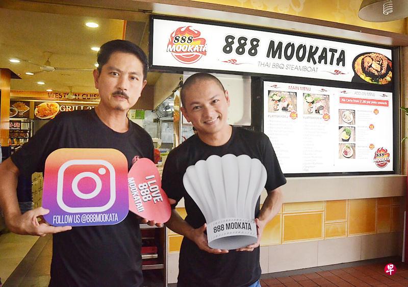 周崇庆(右)和周初明年前在后港开设泰式烧烤火锅店。(图:档案照) 周崇庆(右)和周初明年前在后港开设泰式烧烤火锅店。(图:档案照)