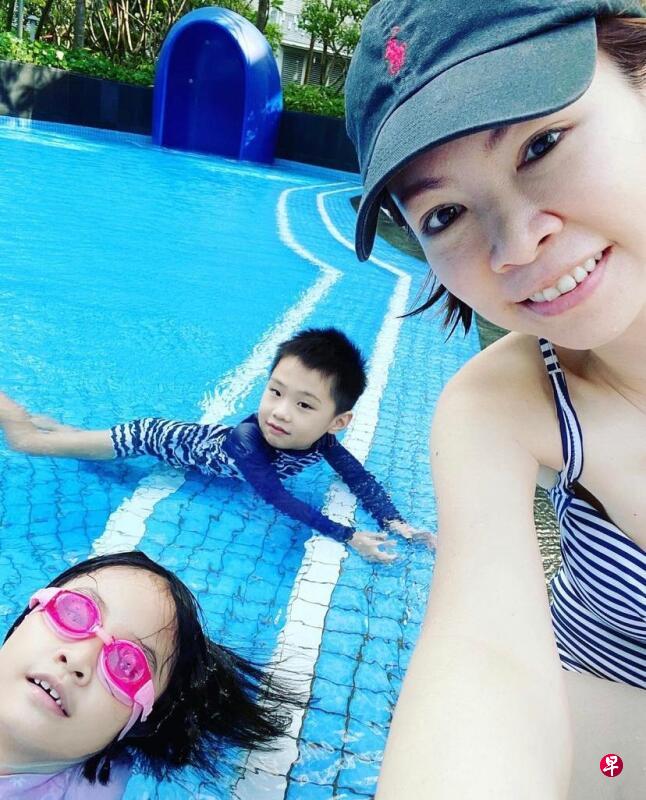 96.3好FM DJ 陈丽仪和一对儿女在泳池嬉戏。(图片:陈丽仪提供) 96.3好FM DJ 陈丽仪和一对儿女在泳池嬉戏。(图片:陈丽仪提供)
