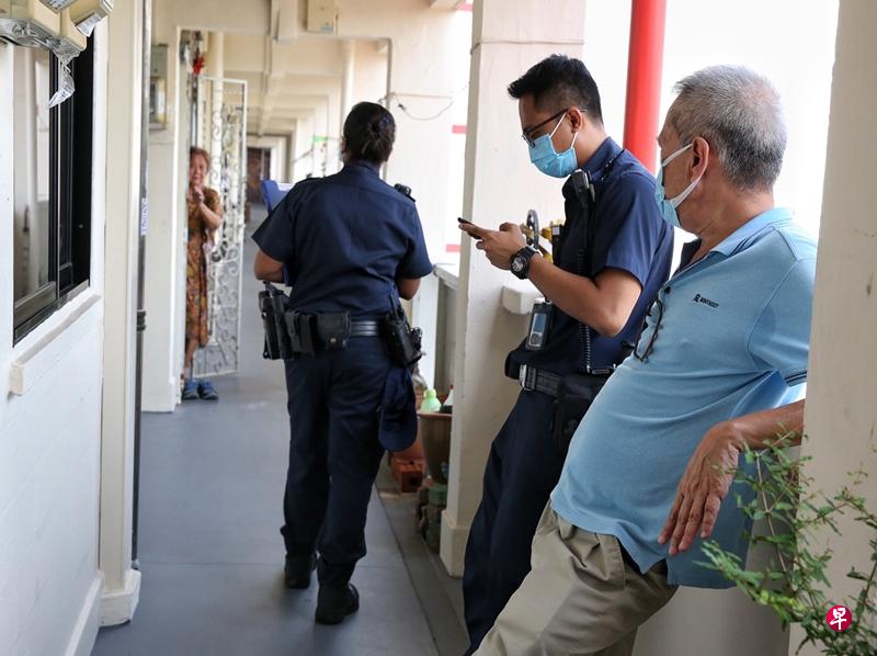 阿叔报警,惊动警员到场。(陈佩敏摄) 阿叔报警,惊动警员到场。(陈佩敏摄)