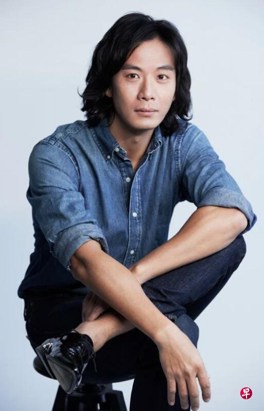 戚玉武宅在家当起装修督工,与白薇秀当‘陪读父母’。(档案照) 戚玉武宅在家当起装修督工,与白薇秀当‘陪读父母’。(档案照)