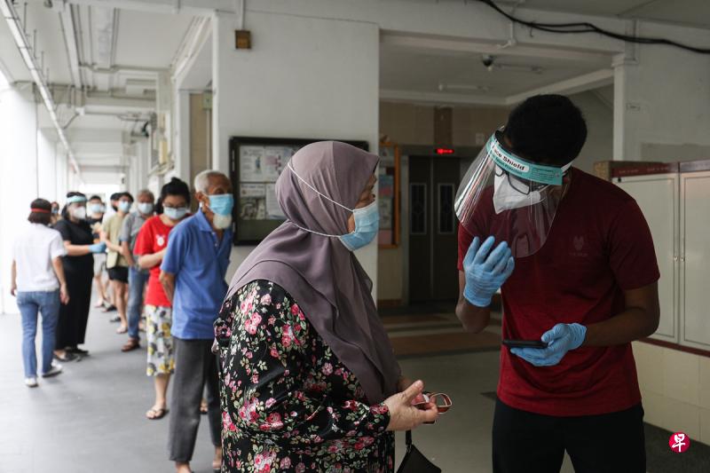 卫生部要求后港8道第506座组屋所有居民接受强制冠病检测。(李健玮摄) 卫生部要求后港8道第506座组屋所有居民接受强制冠病检测。(李健玮摄)
