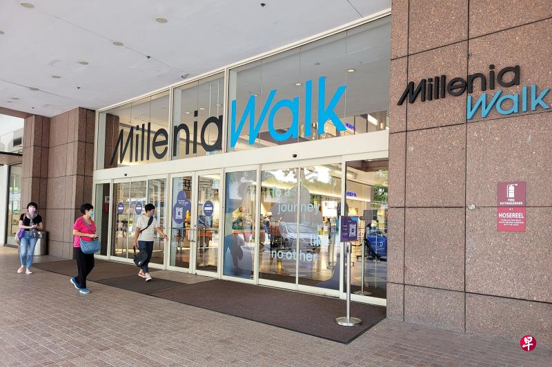 安全距离执法人员在美年径(Millenia Walk)的餐馆进行检查时,被抢走工作证。 (徐颖荃摄) 安全距离执法人员在美年径(Millenia Walk)的餐馆进行检查时,被抢走工作证。 (徐颖荃摄)