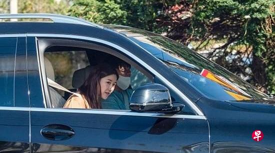 李升基开豪华车子载女友李多寅,两人被爆热恋中。(互联网) 李升基开豪华车子载女友李多寅,两人被爆热恋中。(互联网)