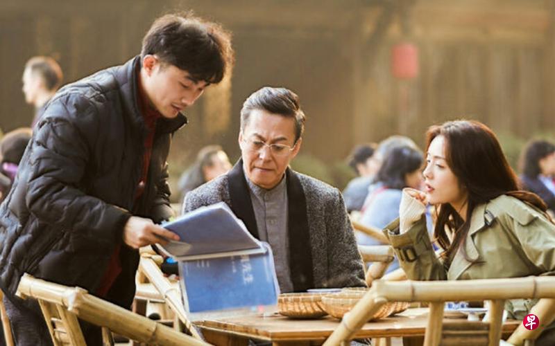 《紧急公关》去年疫情期间一度停工,右一为蔡文静。(互联网) 《紧急公关》去年疫情期间一度停工,右一为蔡文静。(互联网)