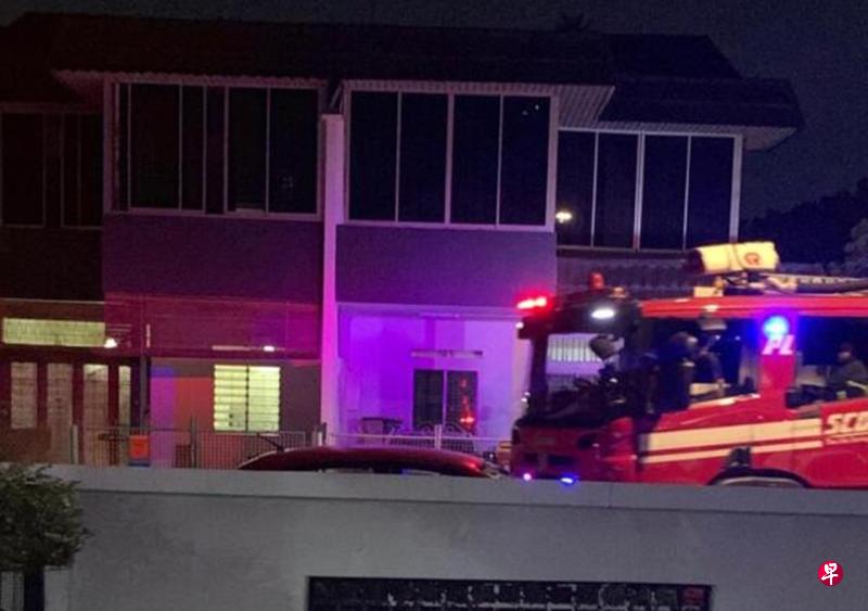 居民担心火势一发不可收拾,急忙召来民防人员灭火。(受访者提供) 居民担心火势一发不可收拾,急忙召来民防人员灭火。(受访者提供)