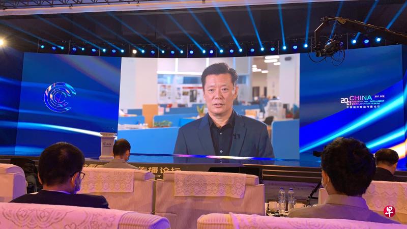 新加坡《联合早报》兼《联合晚报》总编辑吴新迪在江苏无锡召开的2021中国国际智能传播论坛上做视频演讲。(顾功垒摄) 新加坡《联合早报》兼《联合晚报》总编辑吴新迪在江苏无锡召开的2021中国国际智能传播论坛上做视频演讲。(顾功垒摄)
