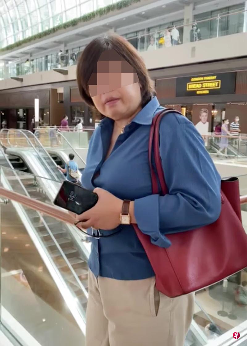 一名53岁的妇女日前逛滨海湾金沙时拒绝戴口罩,还拒绝配合安全距离大使。(档案照) 一名53岁的妇女日前逛滨海湾金沙时拒绝戴口罩,还拒绝配合安全距离大使。(档案照)