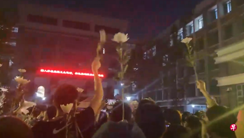 前晚陆续有民众聚集在成都49中学门口为小林献上白色鲜花,以表达对其离世的惋惜。(互联网) 前晚陆续有民众聚集在成都49中学门口为小林献上白色鲜花,以表达对其离世的惋惜。(互联网)