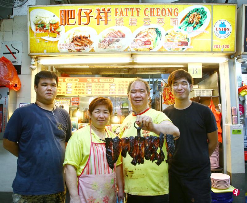 陈德祥(右二)和大儿子陈韦杰(左起)、太太及二儿子陈泳样一起在ABC砖厂熟食中心经营烧腊档口,颇有口碑。(陈福洲摄) 陈德祥(右二)和大儿子陈韦杰(左起)、太太及二儿子陈泳样一起在ABC砖厂熟食中心经营烧腊档口,颇有口碑。(陈福洲摄)