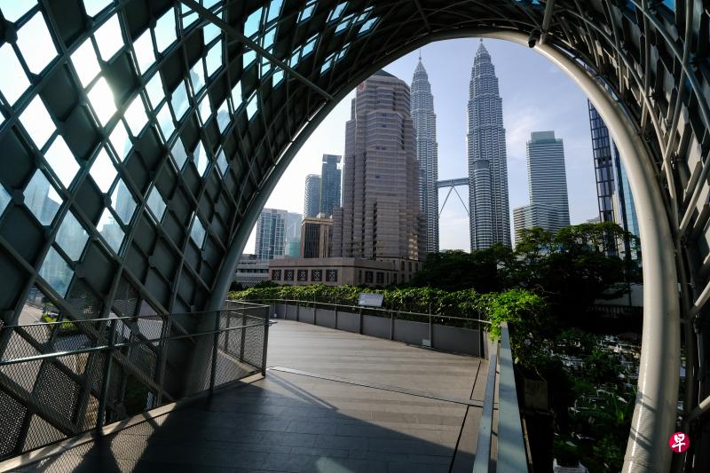 马国行管令有一些自相矛盾之处,例如它允许大型厂家相对宽松地继续作业,但对一些小微企业的运作却实施诸多限制,引起后者的不满。(彭博社) 马国行管令有一些自相矛盾之处,例如它允许大型厂家相对宽松地继续作业,但对一些小微企业的运作却实施诸多限制,引起后者的不满。(彭博社)