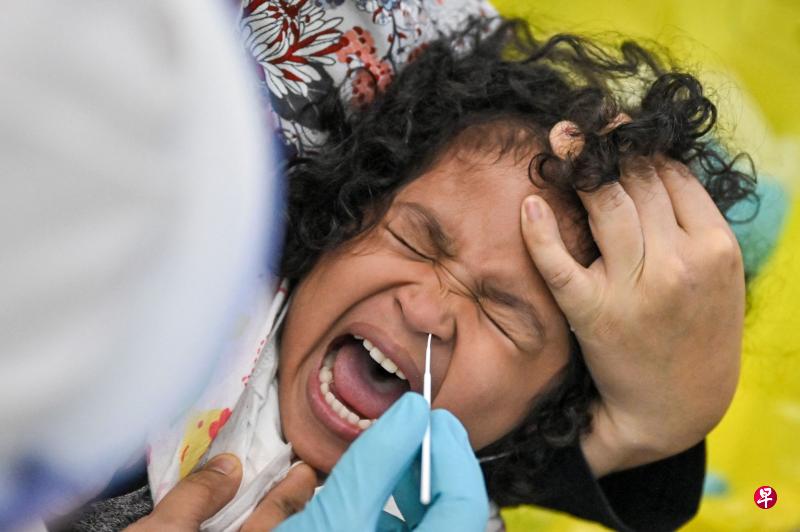 5月27日,一名马来西亚孩童在雪兰莪州首府莎阿南接受冠病检测。马国疫情之深重,堪比印度。(法新社) 5月27日,一名马来西亚孩童在雪兰莪州首府莎阿南接受冠病检测。马国疫情之深重,堪比印度。(法新社)