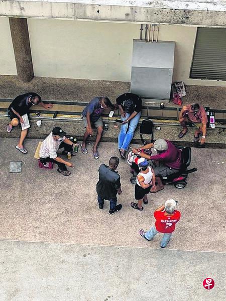 居民指阿叔们聚集看赛马直播。(受访者提供) 居民指阿叔们聚集看赛马直播。(受访者提供)