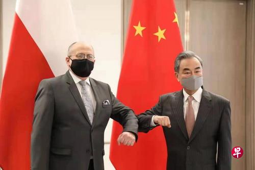 中国外长王毅(右)前天在贵阳同波兰外长拉乌(左)举行会谈。(中国外交部官网) 中国外长王毅(右)前天在贵阳同波兰外长拉乌(左)举行会谈。(中国外交部官网)
