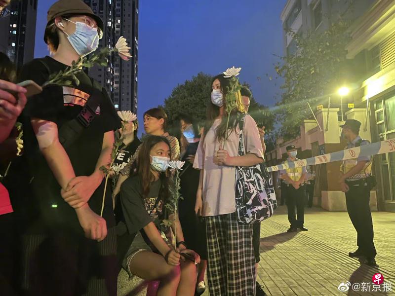 当地民众昨晚手持鲜花在成都市四十九中校门口为坠楼学生的去世表示惋惜。(取自微博) 当地民众昨晚手持鲜花在成都市四十九中校门口为坠楼学生的去世表示惋惜。(取自微博)