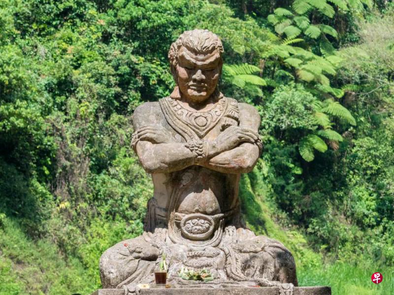 印尼泗水庞越瀑布的满者伯夷宰相迦查马达雕像。(互联网) 印尼泗水庞越瀑布的满者伯夷宰相迦查马达雕像。(互联网)