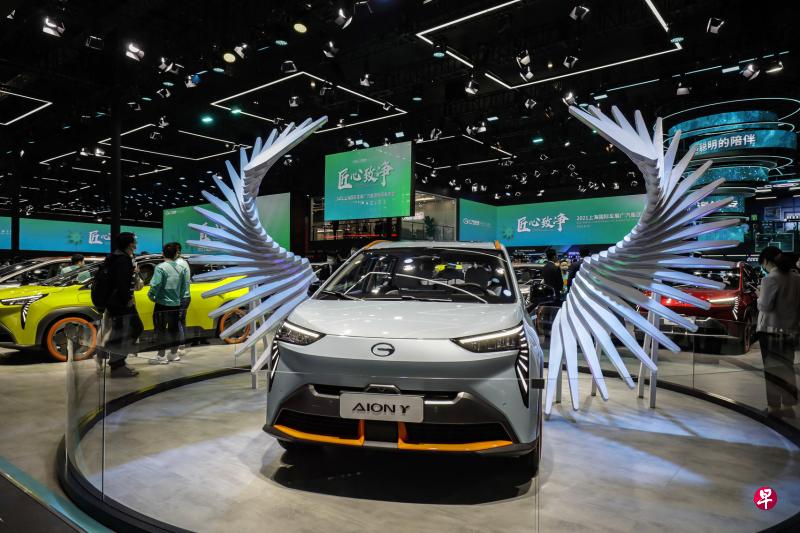 　今年上海车展推出的56款新车中，近半数是新能源车。图为广汽集团新能源车品牌埃安推出的AION Y。（彭博社）