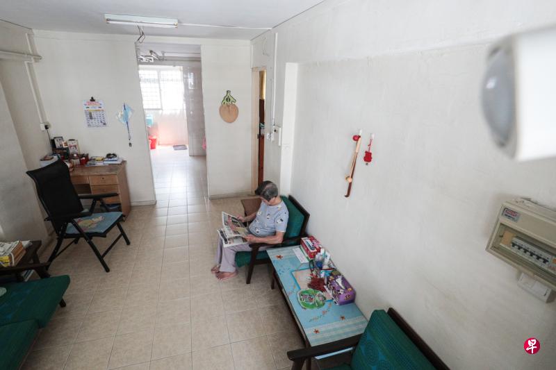 过去20年,陈苏妹独自住在马林台一带的租赁组屋,2015年家中安装感应器系统后,她能更安心地独自生活,若不小心在家跌倒或发生紧急事故,她可及时获救。(李健玮摄) 过去20年,陈苏妹独自住在马林台一带的租赁组屋,2015年家中安装感应器系统后,她能更安心地独自生活,若不小心在家跌倒或发生紧急事故,她可及时获救。(李健玮摄)