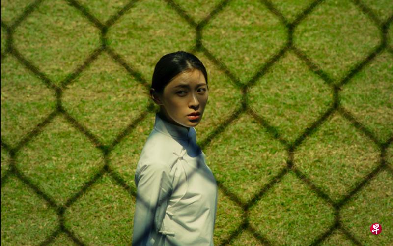 张子蕾片中演出豪宅管家,情绪像无风的水面。(mm2娱乐提供) 张子蕾片中演出豪宅管家,情绪像无风的水面。(mm2娱乐提供)