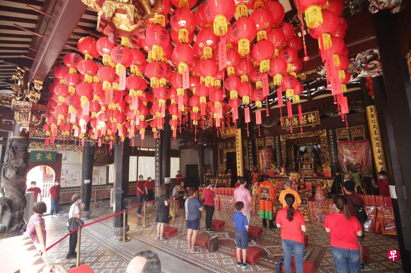 疫情后首个对外开放的妈祖诞庆祝活动,所有法会仪式都简化,只限于正殿进行。(蔡家增摄) 疫情后首个对外开放的妈祖诞庆祝活动,所有法会仪式都简化,只限于正殿进行。(蔡家增摄)