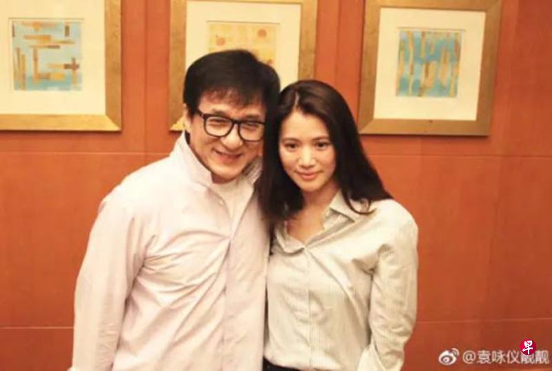 袁咏仪(右)晒出和成龙的同框照,两人冰释前嫌。(微博图) 袁咏仪(右)晒出和成龙的同框照,两人冰释前嫌。(微博图)