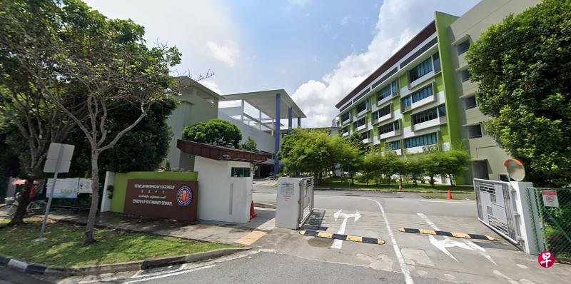 育德中学一名15岁的新加坡籍女学生在4月30日确诊染上冠病,与她有过密切接触者已被隔离,其余学生、职员和外部供应商也须接受拭子检测。进行检测和等待结果期间,学校所有学生下个星期将改为居家学习。(取自谷歌地图) 育德中学一名15岁的新加坡籍女学生在4月30日确诊染上冠病,与她有过密切接触者已被隔离,其余学生、职员和外部供应商也须接受拭子检测。进行检测和等待结果期间,学校所有学生下个星期将改为居家学习。(取自谷歌地图)