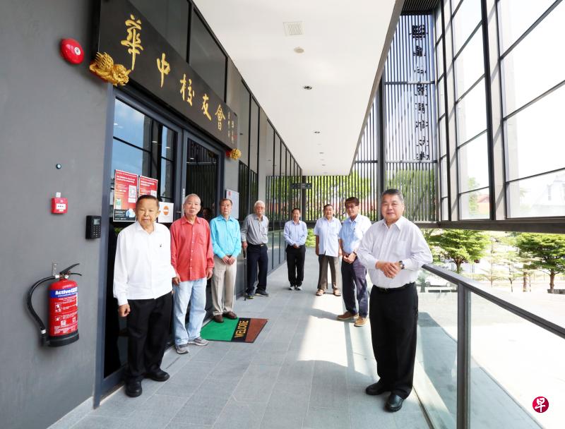 华中校友义务组成的甲子特辑工作小组由组长黄延辉（右）带领，组员包括陶祚强（左起）、李振宁、曾雅琳、韩亚畴、陈添福、杨建和、沈瑞发。小组呼吁1961年毕业的华中校友投稿和借出照片。（庄耿闻摄）