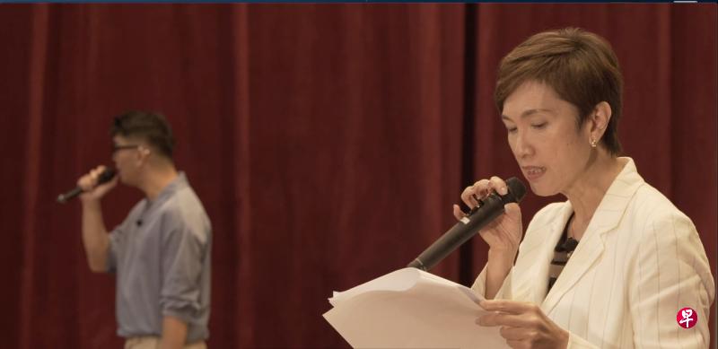 本地导演陈子谦(左)与人力部长杨莉明(右)为慈善献唱一丝不苟,落力彩排。(受访者提供) 本地导演陈子谦(左)与人力部长杨莉明(右)为慈善献唱一丝不苟,落力彩排。(受访者提供)