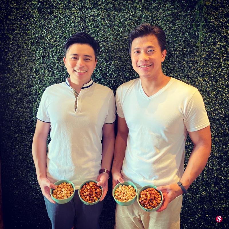 联合创办“2 Nut Guys”网店的何大伟和李志良除了研究如何把可以提高母乳分泌的食材加入坚果酱中,也与多名哺乳母亲一同研发最适合她们的产品。(受访者提供) 联合创办“2 Nut Guys”网店的何大伟和李志良除了研究如何把可以提高母乳分泌的食材加入坚果酱中,也与多名哺乳母亲一同研发最适合她们的产品。(受访者提供)